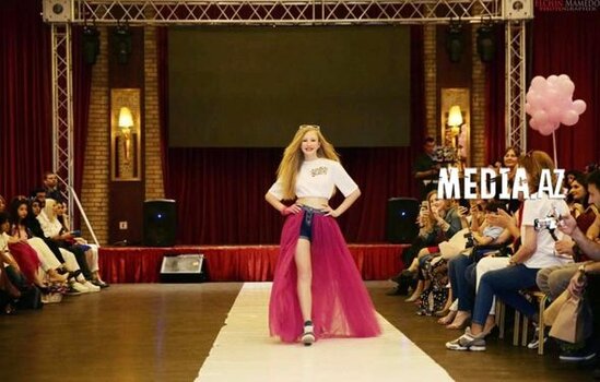 Şamaxıda qəzada xəsarət alan məktəblinin anası: "Zərbə qızımı avtobusun ön şüşəsindən atıb" - FOTO