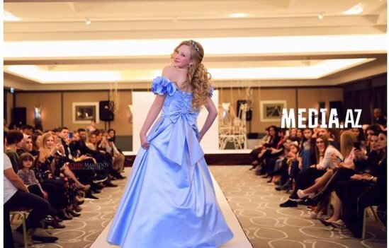 Şamaxıda qəzada xəsarət alan məktəblinin anası: "Zərbə qızımı avtobusun ön şüşəsindən atıb" - FOTO