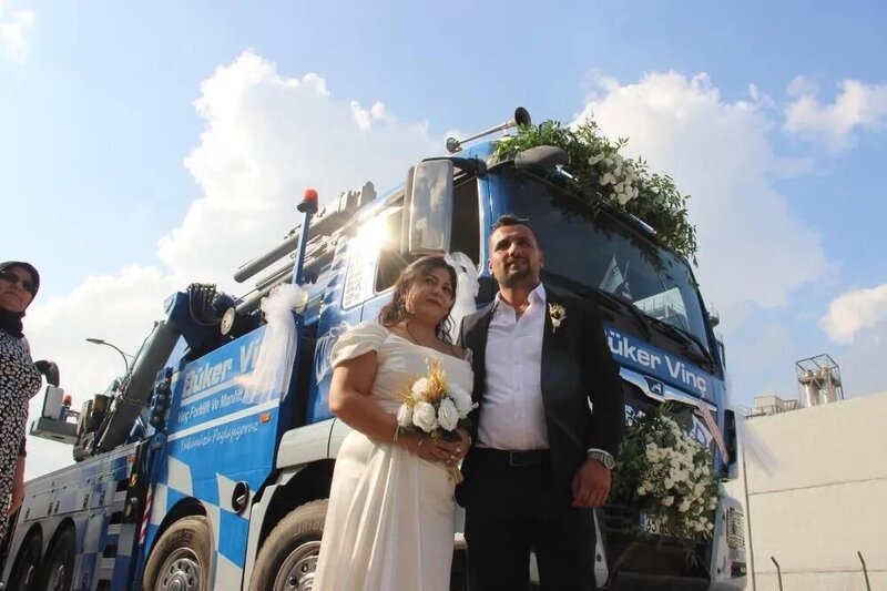 Beləsi olmamışdı: Görün gəlin nikah masasına nə ilə gəldi - FOTOLAR