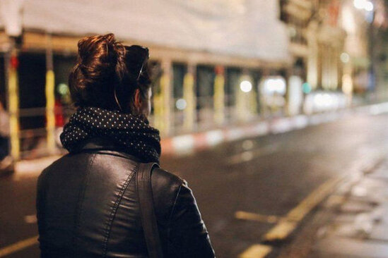 İki uşaq anası küçədə onunla tanış olmaq istəyən kişini bıçaqlayıb