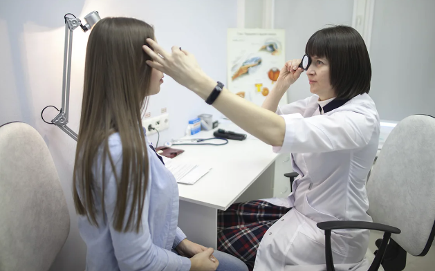 Britaniyada qadına milyon nəfərdən yeddisində rastlanan nadir göz xərçəngi diaqnozu qoyuldu