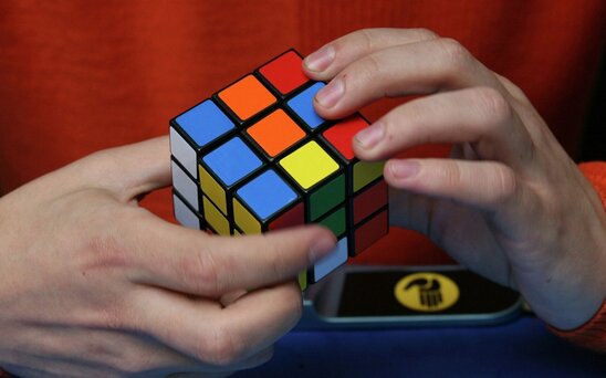 Dünyanın ən kiçik Rubik kubu nümayiş olundu