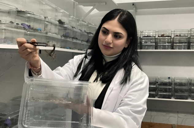 18 yaşlı qız kiçik otaqda 3000 əqrəb böyüdür - Zəhərini dərman kimi qəbul edir