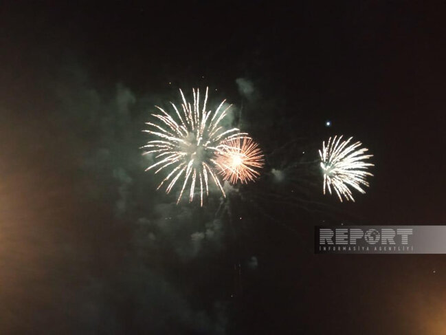 Bakıda Heydər Əliyevin 100 illik yubileyi ilə əlaqədar atəşfəşanlıq olub - FOTO