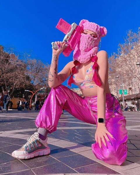 Polisdən "Tarqovı"da poza verən modelə xəbərdarlıq