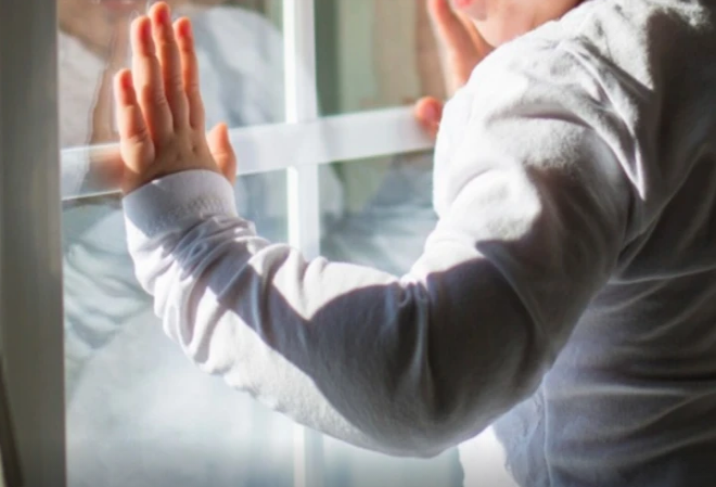 2 yaşlı qız binadan yıxılıb öldü