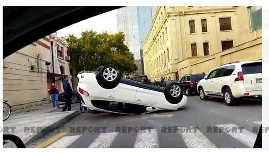 Bakıda avtomobil aşdı - FOTO