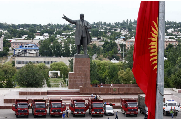 Leninin dünyadakı ən nəhəng heykəllərindən biri sökülüb