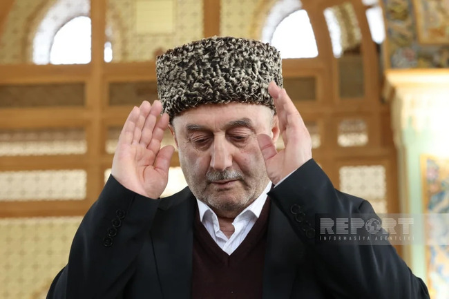 Təzəpir məscidində bayram namazı qılındı (FOTO)