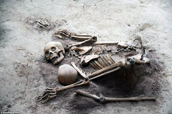 Dağıntılar altında qalan uşaq və onu qoruyan qadının skeleti