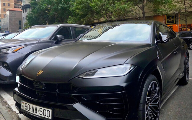 Ramiz Mehdiyevin nəvəsi Bakıda yarım milyonluq maşınla gəzir - Video