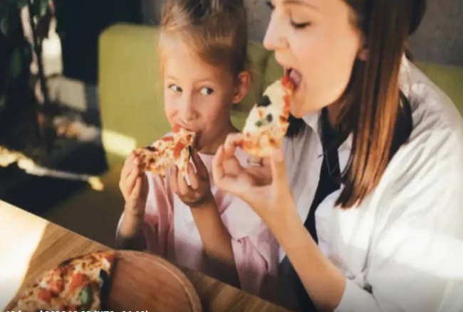 Əksər insanlar pizzanı səhv yeyirlər - Səbəbinin izahı