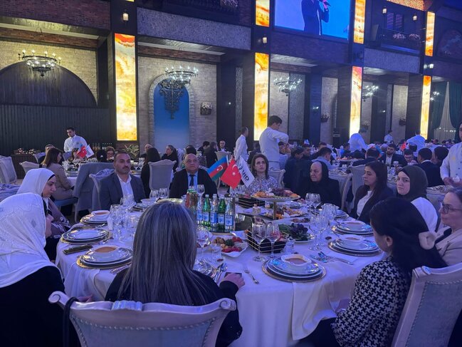 Bakıda Beynəlxalq Demokratlar Birliyinin (UID) Azərbaycan nümayəndəliyinin təşkilatçılığı ilə iftar süfrəsi açılıb - FOTOLAR