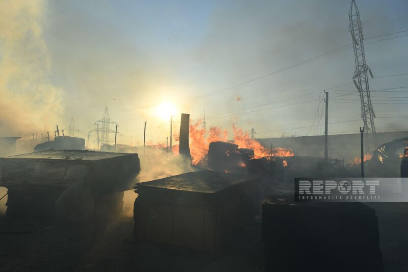 Bakıda taxta bazarında baş verən yanğın yerindən FOTOLAR