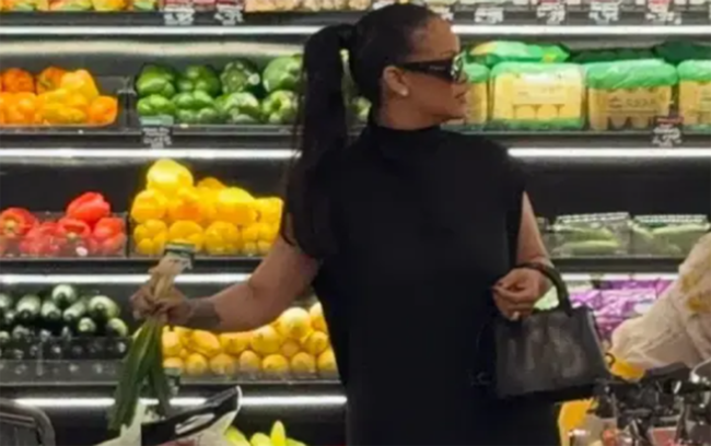 Rihanna mer-meyvə seçdi, viral oldu - Video