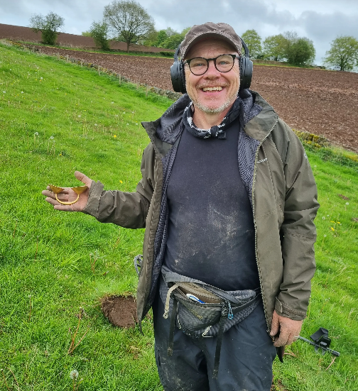54 yaşlı xəzinə ovçusunun həyatını dəyişən tapındı - "Milyardda birdir"