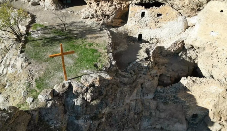 Qayaların ortasında! 2 min illik monastırın son halı görənləri heyrətə gətirir - VİDEO
