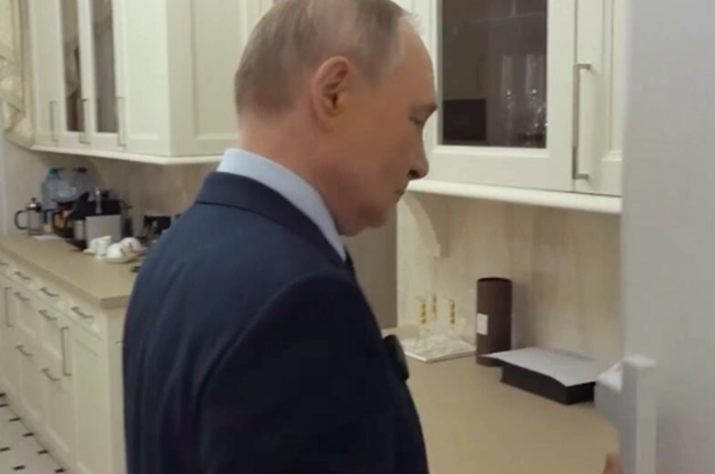 Putin soyuducusunun içini göstərdi - VİDEO