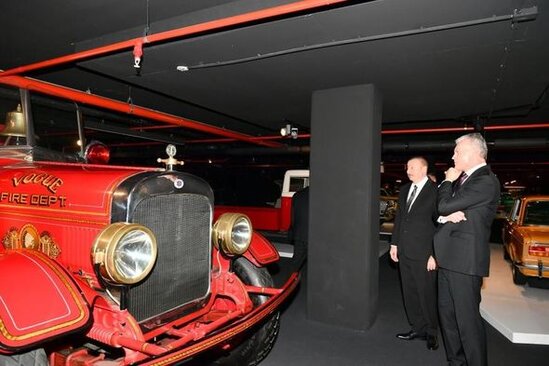 Dövlət başçıları Heydər Əliyev Mərkəzində klassik avtomobillərin sərgisi ilə tanış olublar – FOTO