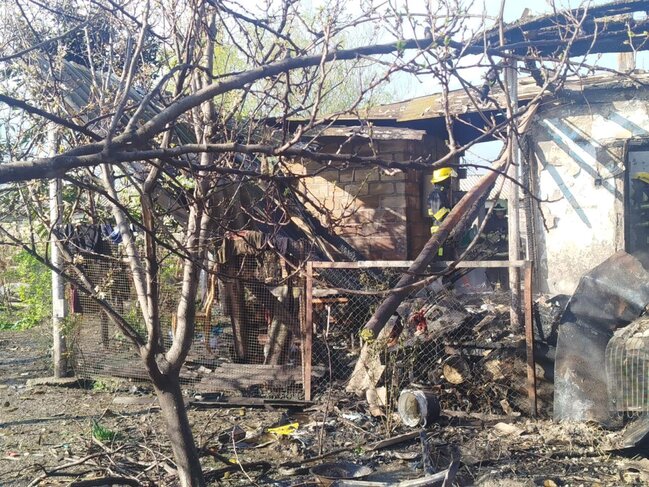 3 otaqlı ev yanaraq yararsız hala düşdü