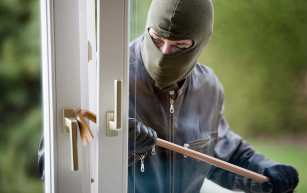 Əməllərini ört-basdır etmək üçün kamera görüntülərini də oğurlayan şəxs saxlanıldı