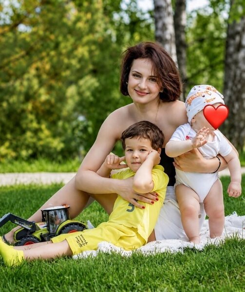 Araz Ağalarovun 27 yaşlı xanımı və övladları - Foto