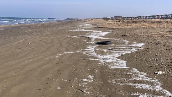 Xəzərin sahilinə plastik qranulları kim "səpələyib"? - FOTO