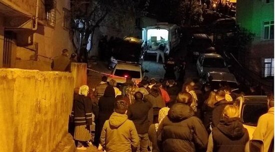 Bir evdə üç meyit tapıldı: Başlarından silahla vurulublar - FOTO