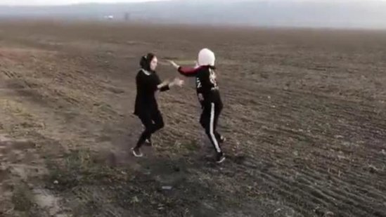 Hicablı qızlar əlbəyaxa davaya çıxdılar – VİDEO