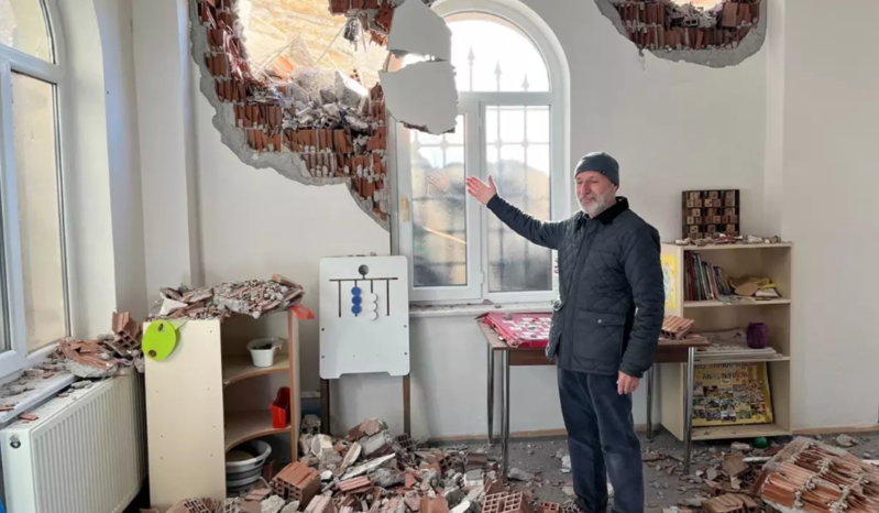 Səhər gəzintisinə çıxan qadın 31 şagirdin həyatını xilas edib