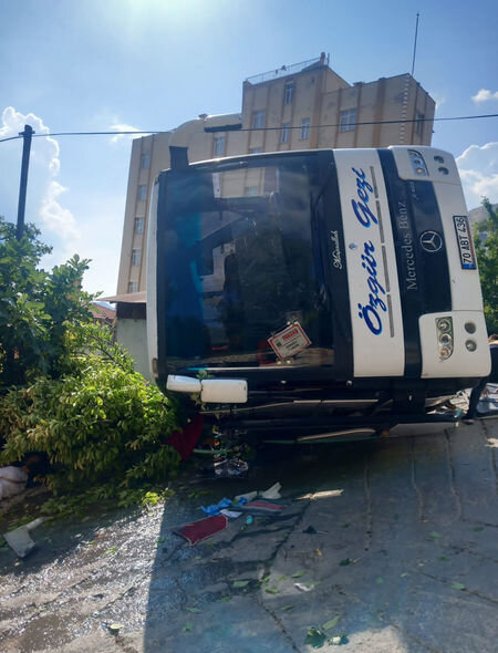 Türkiyədə turistləri daşıyan avtobus aşıb - FOTO