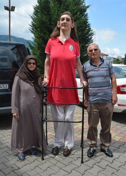 Dünyanın ən uzun boylu qadını: Ginnesin rekordlar kitabına düşdü