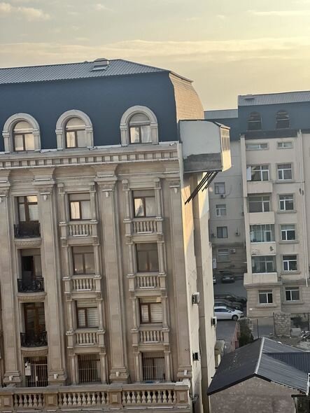Bakıda binanın mansardına əlavə balkon inşa edildi - FOTO