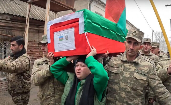 Şəhid gizirimizin tabutunu həyat yoldaşı apardı - VİDEO