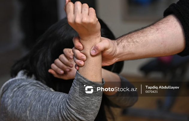 Qusarda oğul ona araq satmadığına görə anasını döydü