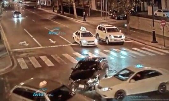 Bakıda qaydaları pozan taksi sürücüsü qəza törətdi - ANBAAN VİDEO