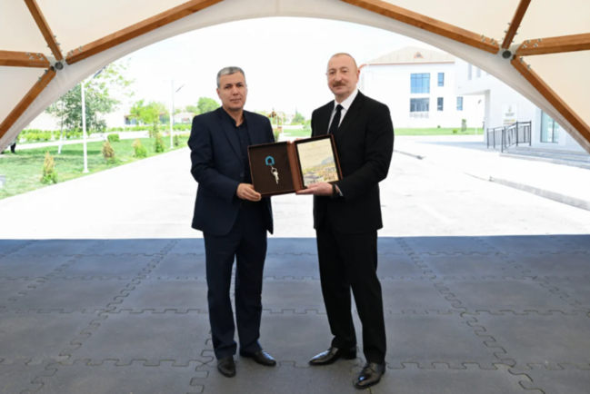 İlham Əliyev və Mehriban Əliyeva Şükürbəyli kəndinə köçən sakinlərlə görüşüblər - FOTO