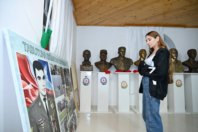 Prezidentin qızları Pəncəli Teymurovun evində - Fotolar