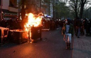 Berlində polislə qarşıdurma: 240 nümayişçi saxlanıldı