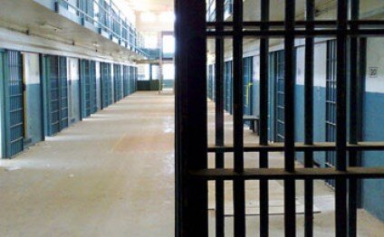 Məhkəmə zalından azadlığa buraxılan müttəhim: "Oğurluq edib doğulacaq övladım üçün paltar aldım"