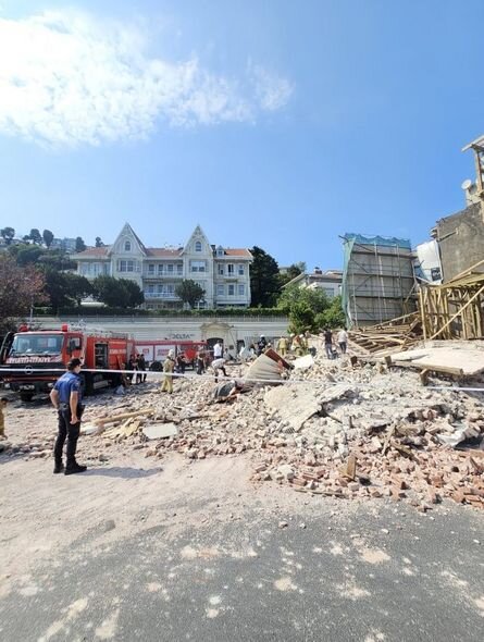 İstanbulda tarixi bina çökdü: Dağıntılar altında qalan var - FOTO