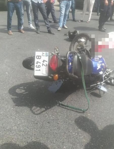 Bakıda motosiklet avtomobilə çırpıldı, ölən var - FOTO