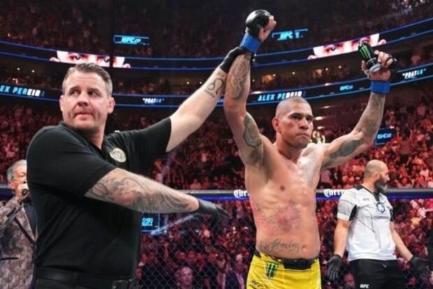 Pereyra Proxazkanı nokauta göndərərək UFC kəmərini qazandı - VİDEO