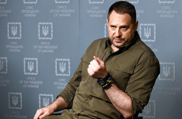 Zelenskinin Ofisinin rəhbərliyindən istefa verən Yermak cəbhəyə getmək istəyir