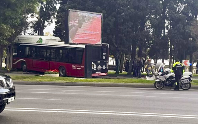 Sürücünün halı qəfil pisləşib, avtobusu dayandıra bilməyib...