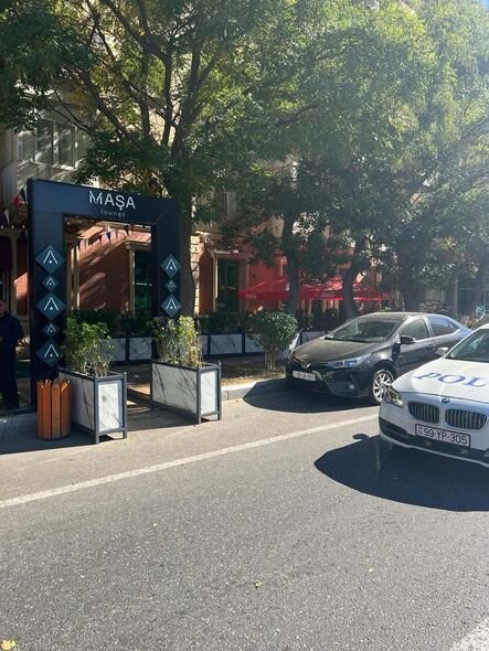 Bakıda yolun hərəkət hissəsini zəbt edən restoran sahibi barədə tədbir görüldü - FOTO