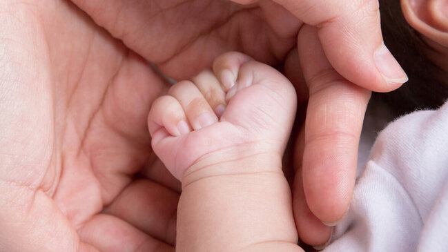 Azərbaycanda 7 aylıq körpə qızdırmadan öldü