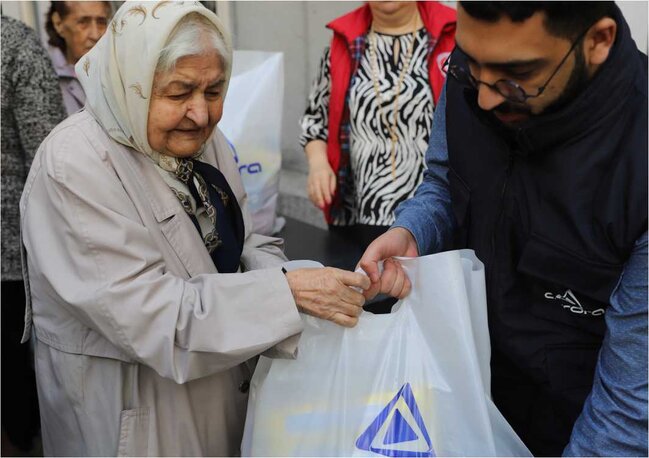 "Avrora MMC" aztəminatlı ailələrə bayram sovqatı çatdırıb