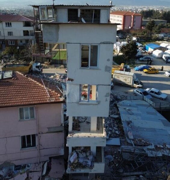 Hataydakı görüntü MAT QOYDU: Yalnız göyərçinlərin yuvası olan sütün dağılmadı - FOTO-VİDEO