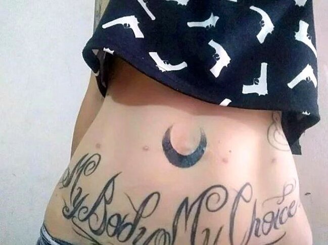 Göbəyini kəsdirib sevgilisinə hədiyyə etdi: Üstünə bu sözləri yazdı - FOTOLAR